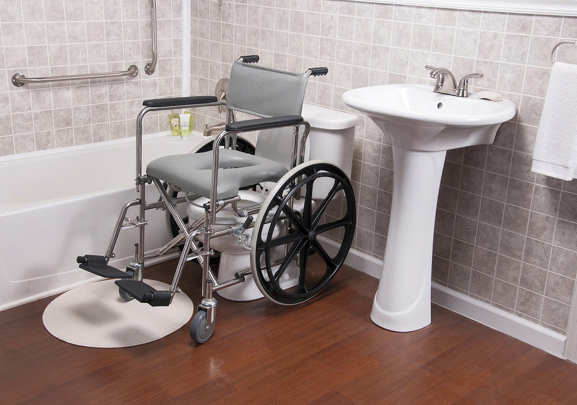 Everest & Jennings Folding Rehab Shower Commode Chair Low Back 24 in medical supply